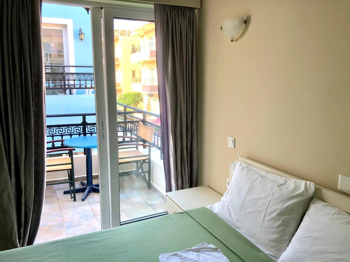 โรงแรมเอพิส Agia Marina  ภายนอก รูปภาพ